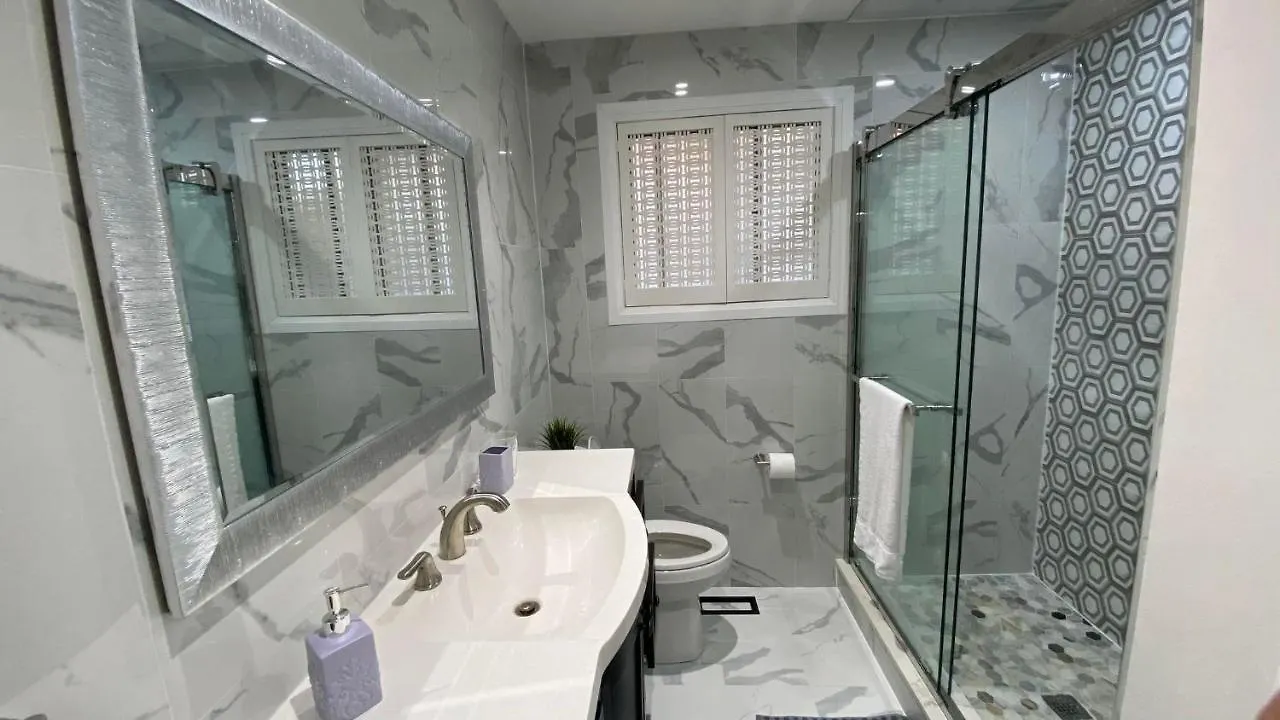 Spectacular 3 Bedroom 2 Wr House - Close To Airport Toronto