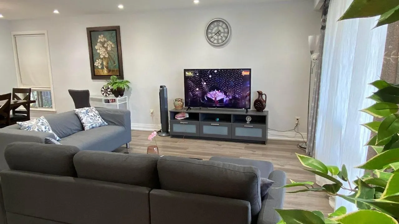 Spectacular 3 Bedroom 2 Wr House - Close To Airport Toronto Apartment