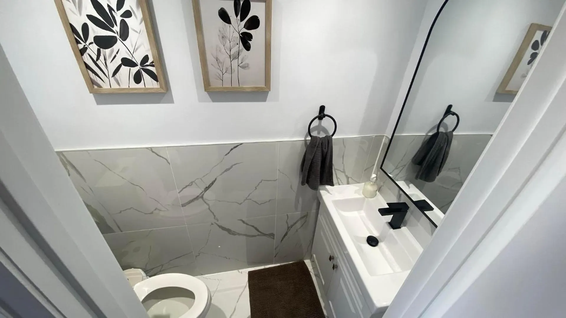 Spectacular 3 Bedroom 2 Wr House - Close To Airport Toronto 0*,  Canada