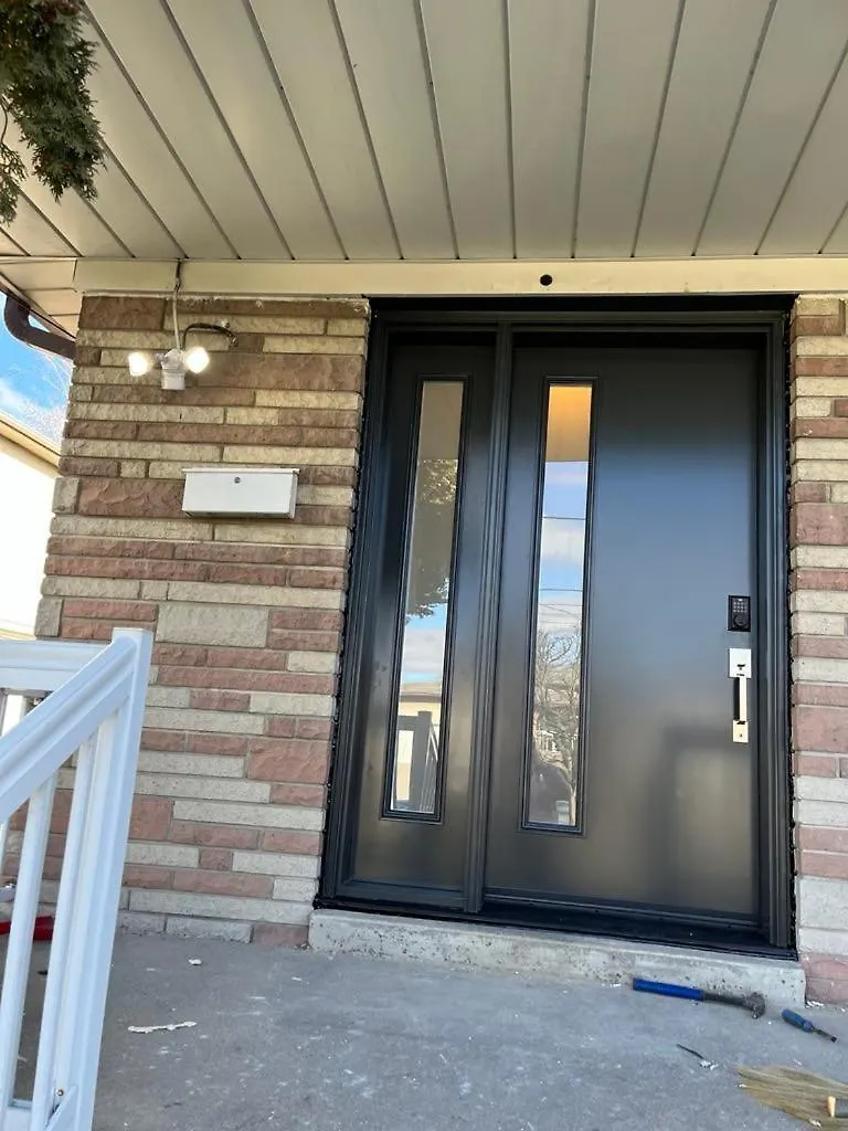 Spectacular 3 Bedroom 2 Wr House - Close To Airport Toronto 0*,