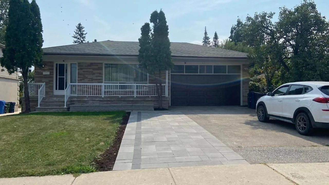 Spectacular 3 Bedroom 2 Wr House - Close To Airport Toronto 0*,  Canadá