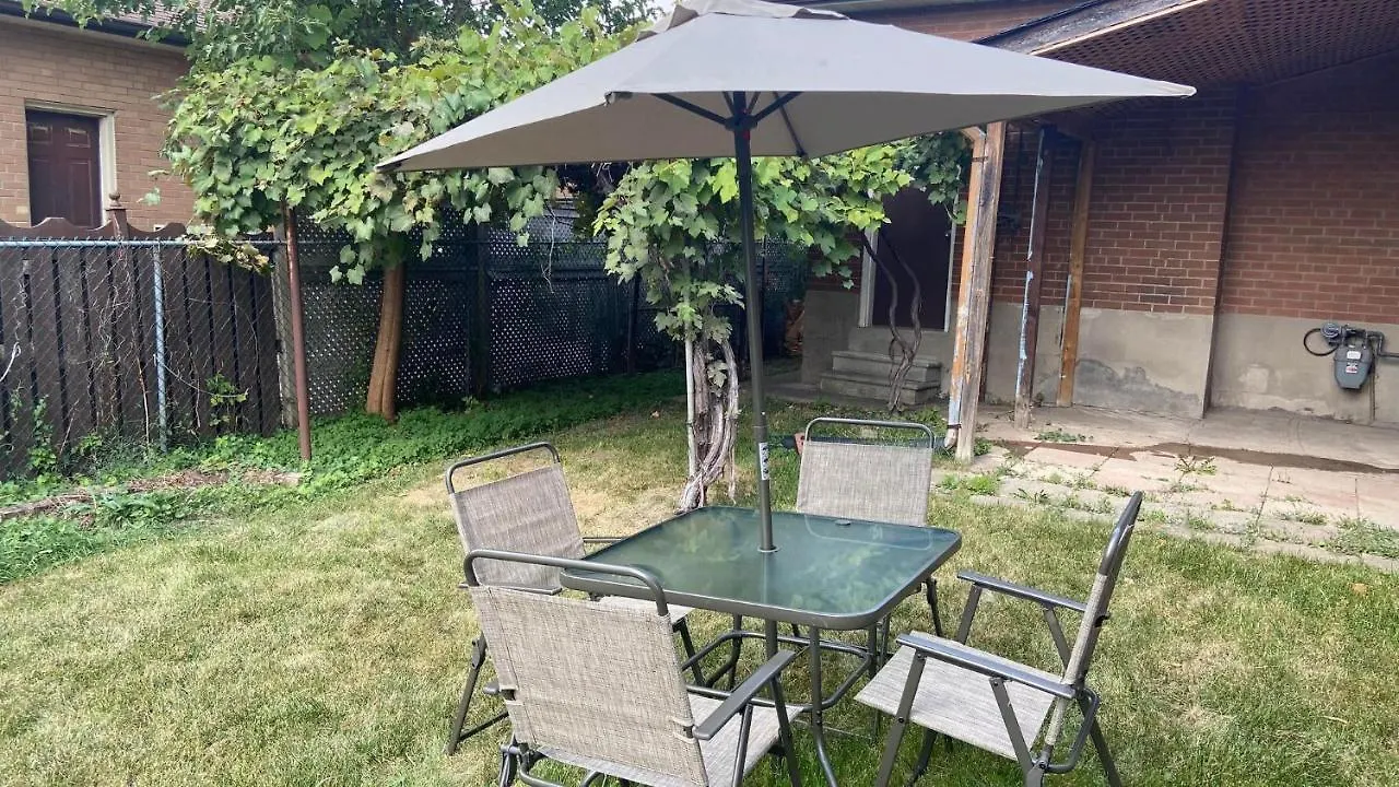 Spectacular 3 Bedroom 2 Wr House - Close To Airport Toronto 0*,